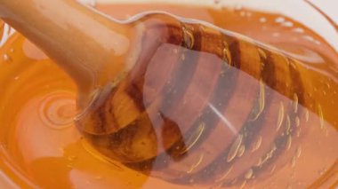 Altın bal damlıyor yumuşak bir girdap, kalın, yapışkan ve tatlı doğada hareket halindeki sıvı altın