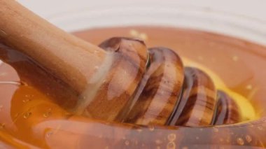 Altın bal damlıyor yumuşak bir girdap, kalın, yapışkan ve tatlı doğada hareket halindeki sıvı altın