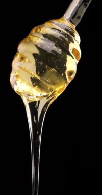 Deriden havaya gerçek bal taşması, serumun ortasında yakalanması, balın lüks dokusunu ve doğal güzelliğini gözler önüne serer.