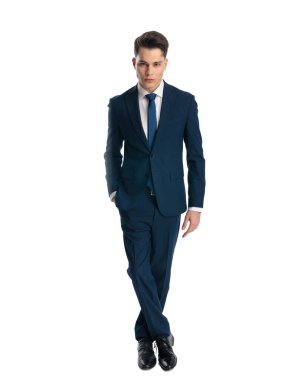 Kravatı cebinde ve beyaz arka planda duran lacivert takım elbiseli yakışıklı, zarif bir adam.