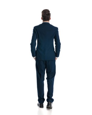 Beyaz arka planda elleri ceplerinde yürüyen zarif genç iş adamlarının arka planı.