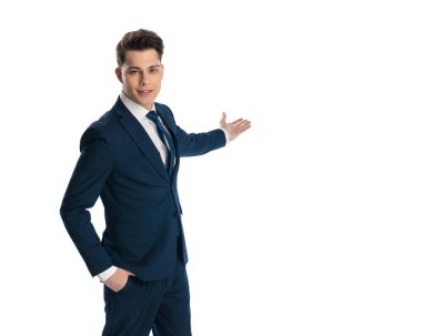 Lacivert takımlı kendine güvenen genç işadamı beyaz arka planda el ele tutuşurken yan yana sunuluyor