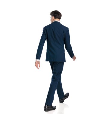 Beyaz arka planda yürümeye çalışan zarif genç iş adamının arka planı.