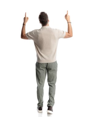 Sıradan bir adamın havayı göstermesi ve beyaz arka planda yürümesi.