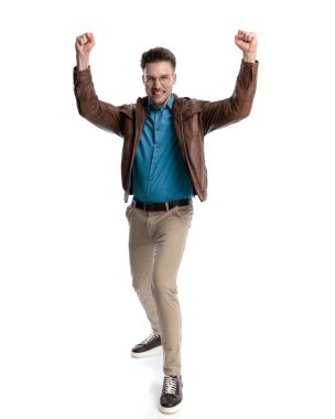 Gözlüklü, kafasının üstünde yumruklar tutan ve beyaz arka planda tezahürat yapan heyecanlı sıradan bir adam.