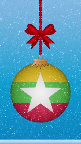 Śnieg Pada Piłkę Bożego Narodzenia Flagą Birmy — Wideo stockowe