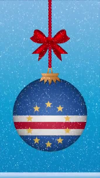 カーボベルデの旗でクリスマスボールに降る雪 — ストック動画
