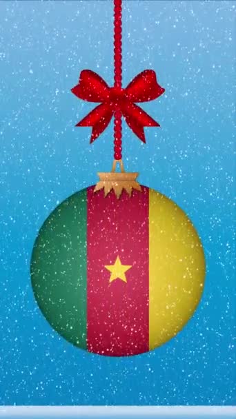 Χιόνι Πέφτει Χριστουγεννιάτικη Μπάλα Σημαία Του Καμερούν — Αρχείο Βίντεο