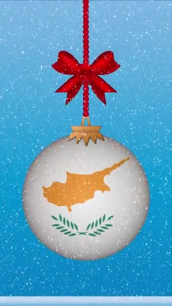 Schnee Fällt Auf Weihnachtskugel Mit Flagge Zyperns — Stockvideo