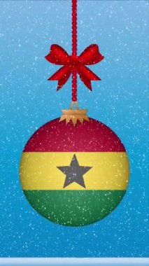 Gana bayrağıyla Noel balosuna kar yağıyor.