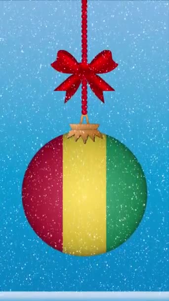 ギニアの旗でクリスマスボールに降る雪 — ストック動画