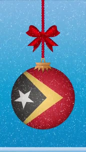Снег Падает Рождественский Бал Флагом Восточного Тимора — стоковое видео