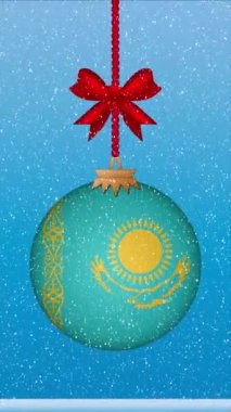 Kazakistan bayrağıyla Noel balosuna kar yağıyor.