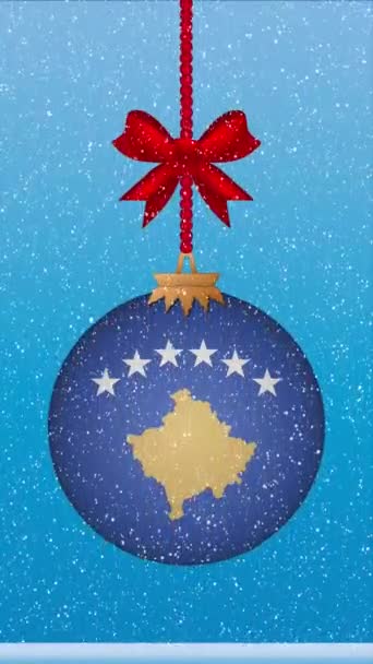 Снег Падает Рождественский Бал Флагом Косово — стоковое видео