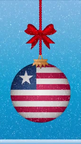 Śnieg Pada Piłkę Bożego Narodzenia Flagą Liberii — Wideo stockowe