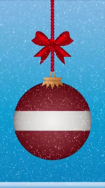 Sníh Padající Vánoční Ples Vlajkou Lotyšska — Stock video