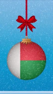 Madagaskar bayrağıyla Noel balosuna kar yağıyor.