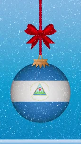 Снег Падает Рождественский Бал Флагом Никарагуа — стоковое видео