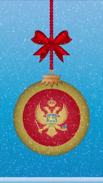 Schnee Fällt Auf Weihnachtskugel Mit Flagge Von Montenegro — Stockvideo