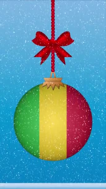 マリの旗でクリスマスボールに降る雪 — ストック動画