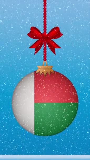 Śnieg Pada Piłkę Bożego Narodzenia Flagą Madagaskaru — Wideo stockowe