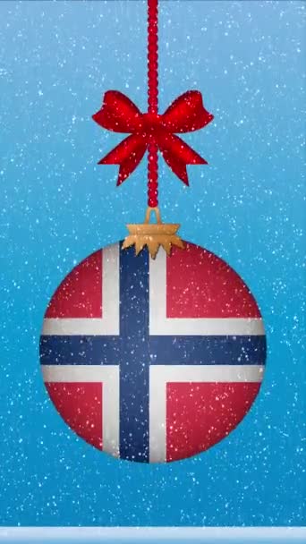 Neve Che Cade Sulla Palla Natale Con Bandiera Della Norvegia — Video Stock