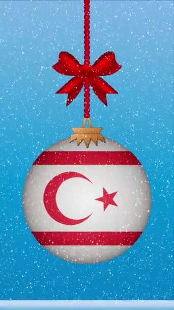 Schnee Fällt Auf Weihnachtskugel Mit Flagge Nordzyperns — Stockvideo