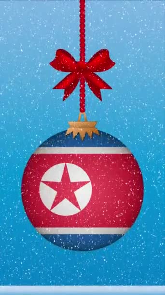 Snö Faller Julbollen Med Nordkoreas Flagga — Stockvideo
