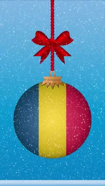 Śnieg Pada Piłkę Bożego Narodzenia Flagą Rumunii — Wideo stockowe