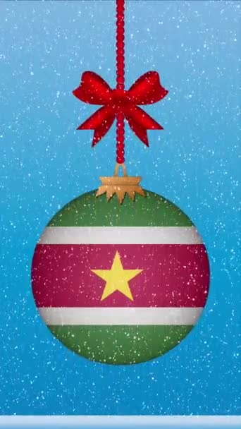 Χιόνι Που Πέφτει Χριστουγεννιάτικη Μπάλα Σημαία Του Σουρινάμ — Αρχείο Βίντεο