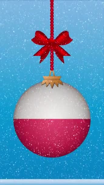 Śnieg Pada Świąteczną Piłkę Flagą Polski — Wideo stockowe
