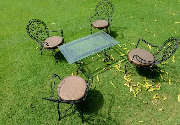 Cztery Metalowe Krzesła Szklany Stół Trawiastym Trawniku — Zdjęcie stockowe