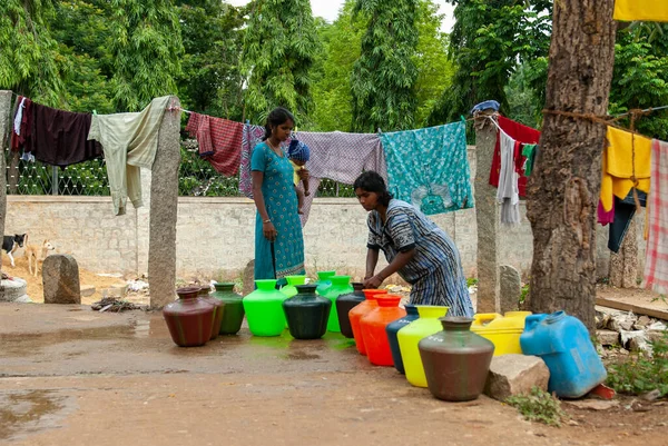 Bangalore Índia Agosto 2011 Senhoras Com Recipientes Plástico Cheios Água Fotos De Bancos De Imagens Sem Royalties