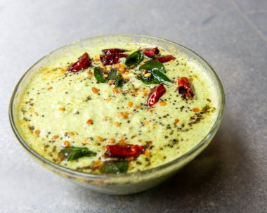 Bir kase hindistan cevizi turşusu idli ya da dosa gibi Güney Hint yemeğiyle yenir..