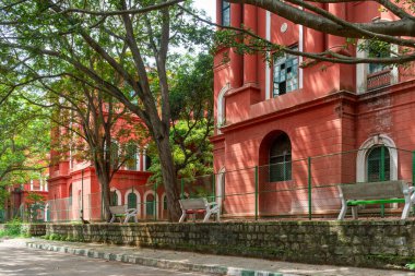 Hindistan 'ın bilişim başkenti Bangalore veya Bengaluru' daki koloni kırmızı renkli binalar - kamu mahkemeleri