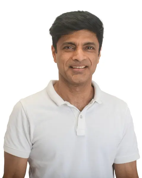 Homem Indiano Inteligente Meia Idade Forma Uma Camiseta Branca Tiro Fotografias De Stock Royalty-Free