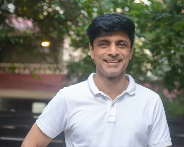 Homem Indiano Inteligente Meia Idade Forma Uma Camiseta Branca Tiro Fotos De Bancos De Imagens