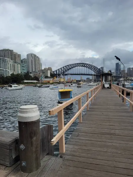 Sydney Haven Voorhoede Tegen Beroemde Sydney Harbour Brug Een Bewolkte Rechtenvrije Stockfoto's