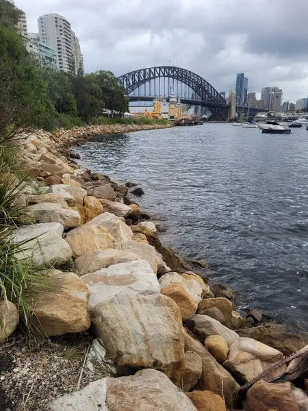 Sydneyský Přístav Zámoří Proti Slavnému Mostu Přístavu Sydney Zatažený Den Stock Snímky