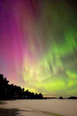 İsveç (Aurora borealis sakin göl üzerinde Kuzey ışıkları doğal görünümünü)