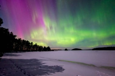 İsveç (Aurora borealis sakin göl üzerinde Kuzey ışıkları doğal görünümünü)