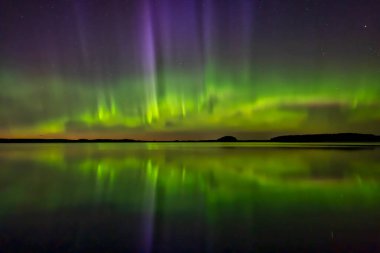 İsveç (Aurora borealis sakin göl üzerinde Kuzey ışıkları doğal görünümünü)