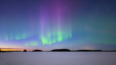 İsveç (Aurora borealis sakin göl üzerinde Kuzey ışıkları doğal görünümünü)