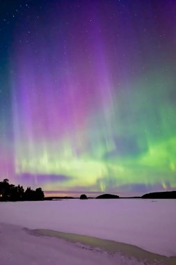 İsveç (Aurora borealis sakin göl üzerinde Kuzey ışıkları doğal görünümünü)