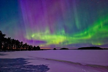 İsveç (Aurora borealis sakin göl üzerinde Kuzey ışıkları doğal görünümünü)