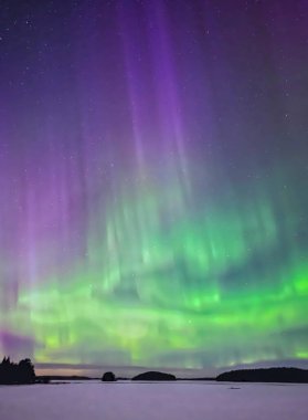 İsveç (Aurora borealis sakin göl üzerinde Kuzey ışıkları doğal görünümünü)