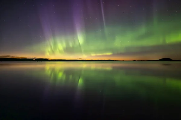 Vedere Scenică Luminii Nordice Deasupra Lacului Calm Din Suedia Aurora — Fotografie, imagine de stoc