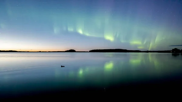 Malerischer Blick Auf Nordlichter Über Den Ruhigen See Schweden Polarlichter — Stockfoto