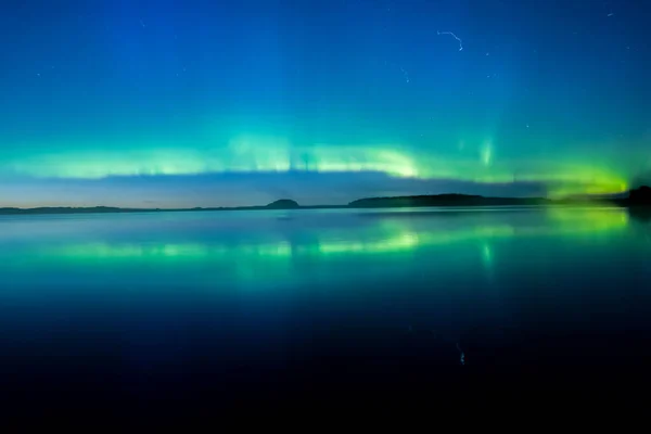 Γραφική Θέα Της Βόρειας Φώτα Πάνω Από Ήρεμης Λίμνης Στη — Φωτογραφία Αρχείου