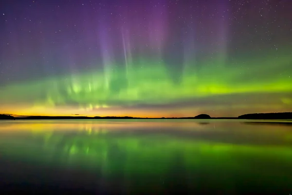 スウェーデン オーロラの穏やかな湖の上のオーロラの風光明媚なビュー — ストック写真